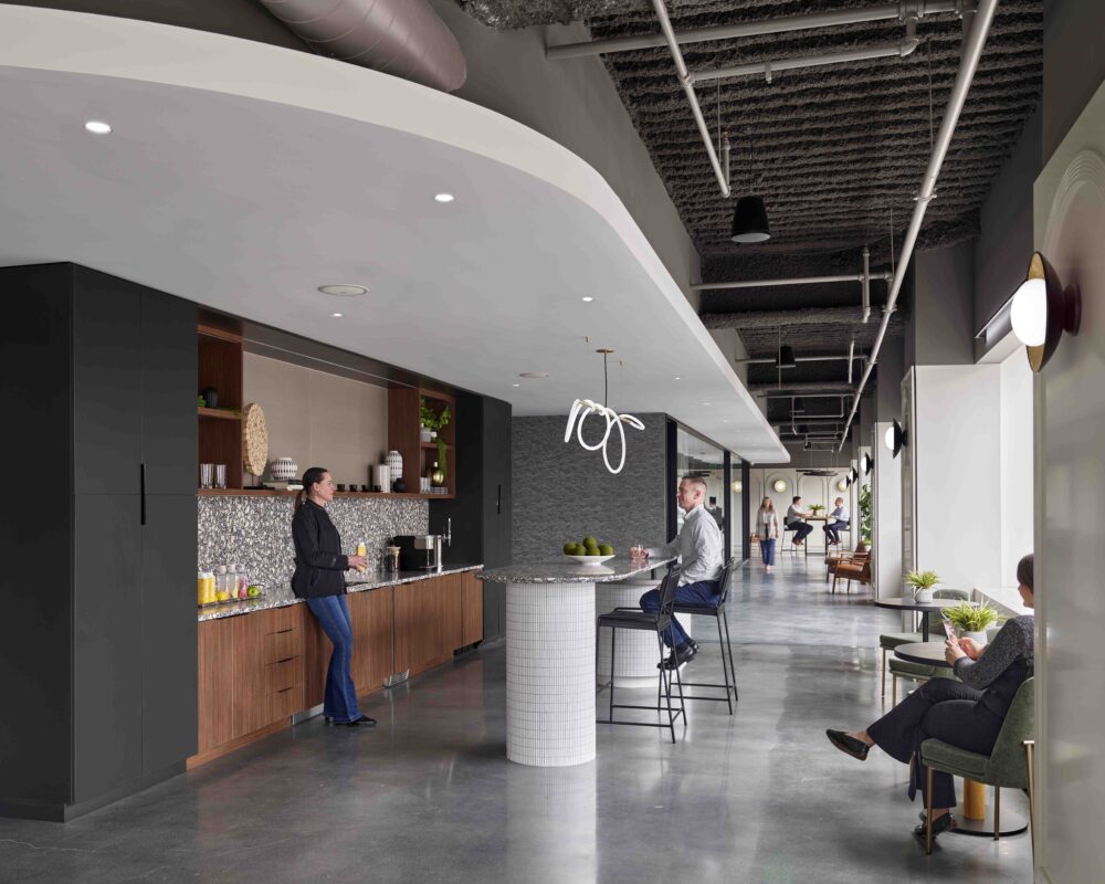 FCA’s amenity redesign at 2000 Market Street transforms shared spaces into community magnets. Flexible conference rooms, touchdown zones, a cafe, and an outdoor courtyard encourage spontaneous collaboration and foster a vibrant workplace culture. | Photos courtesy of Jeffrey Totaro
