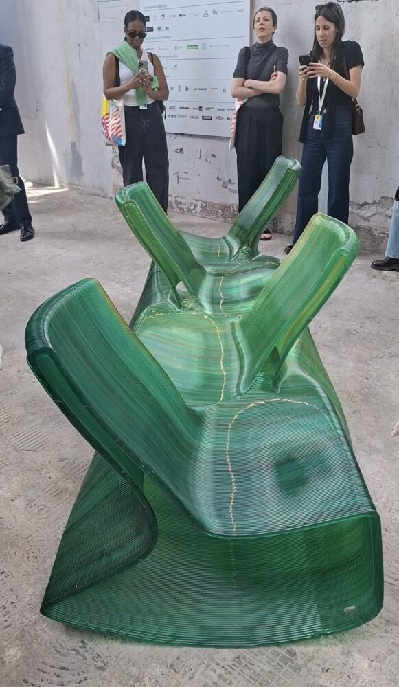 Halles Barrouin. 3D-printed urban bench. Photo: ArchiExpo e-Magazine.