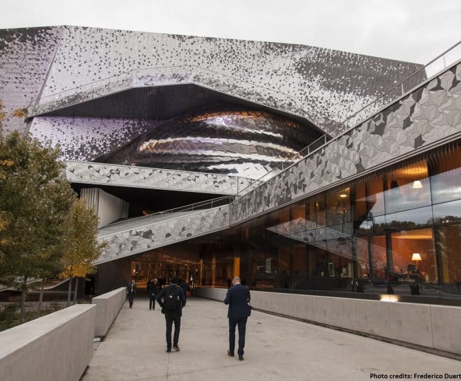 Image Reflecting the Parisian Sky