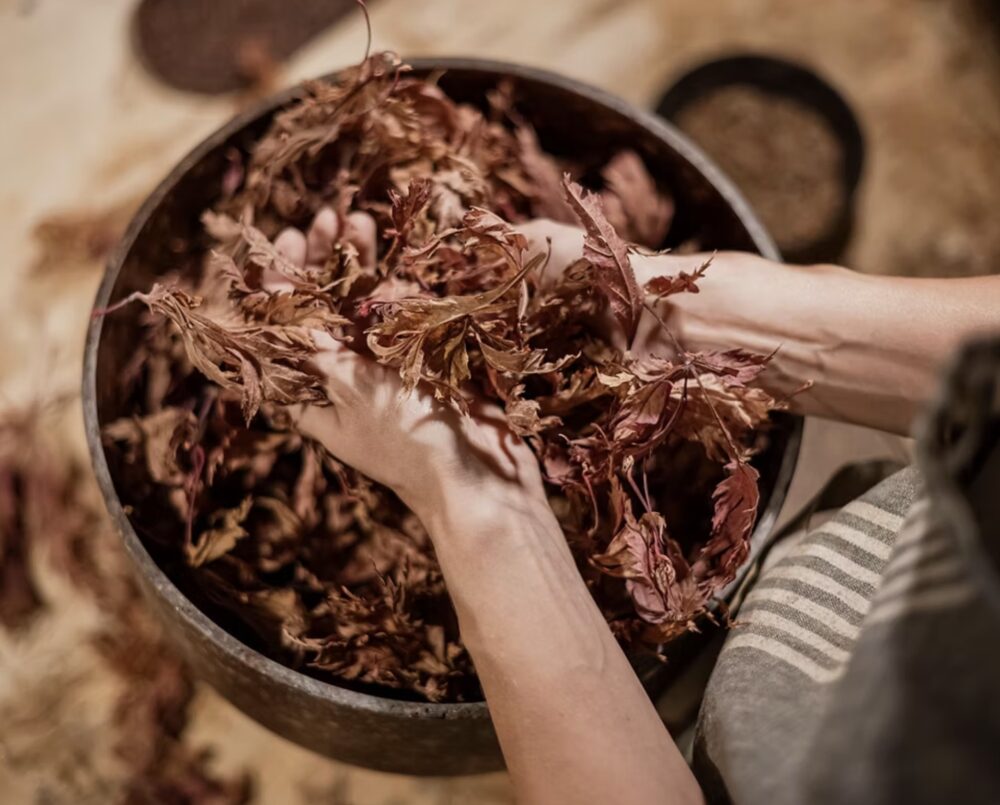 Crushing leaves. Courtesy of Miyuca.