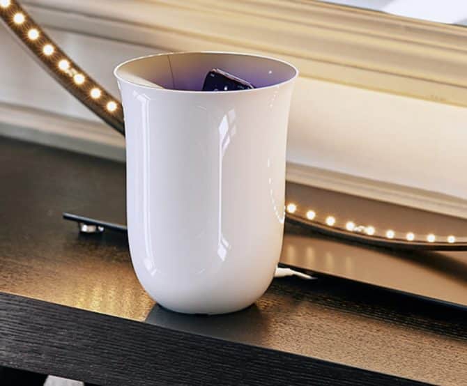 Image Oblio, a Wireless Smartphone Charger that Sanitizes